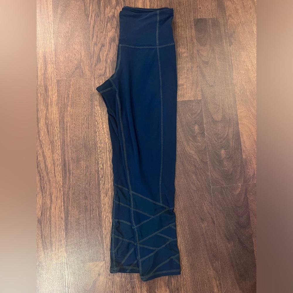 Athleta Mantra Capri Leggings in Abyss- Size XS